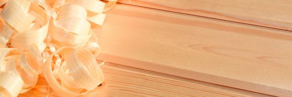 Holzbretter mit Sägespäne